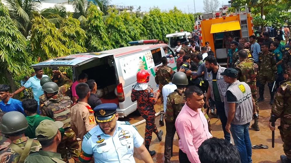 বিধ্বস্ত বিমান নিয়ে প্রত্যক্ষদর্শীদের বর্ণনায় আতঙ্কের চিত্র