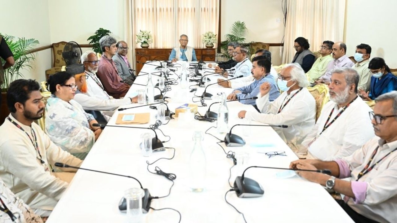 ‘পরাজিত শক্তির ষড়যন্ত্র শুরু, আইনশৃঙ্খলায় কঠোর হতে হবে’— প্রধান উপদেষ্টা
