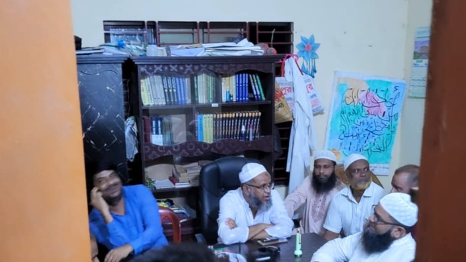 টাঙ্গাইলে মাদরাসা শিক্ষকের হাতে ছাত্র বলাৎকার : মোটা অঙ্কের টাকায় আপোষের অভিযোগ
