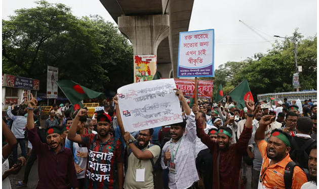 রাজধানীর শাহবাগ মোড় অবরোধ: ‘জুলাই সনদ’ চূড়ান্তকরণের দাবিতে যাত্রা