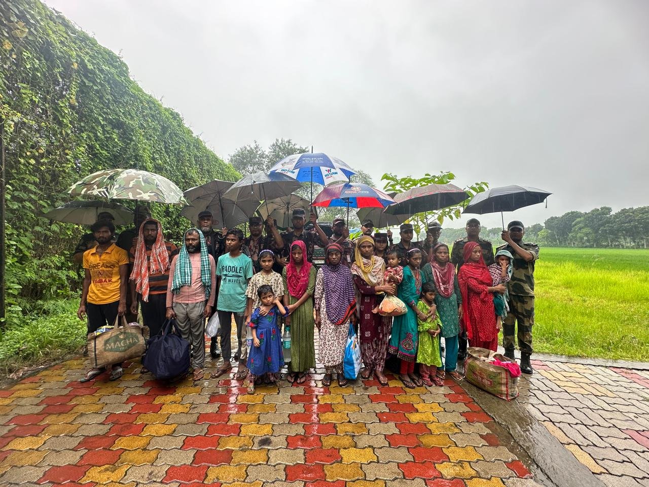 চুয়াডাঙ্গার দর্শনা চেকপোস্ট দিয়ে ১৫ বাংলাদেশীকে আনুষ্ঠানিকভাবে হস্তান্তর