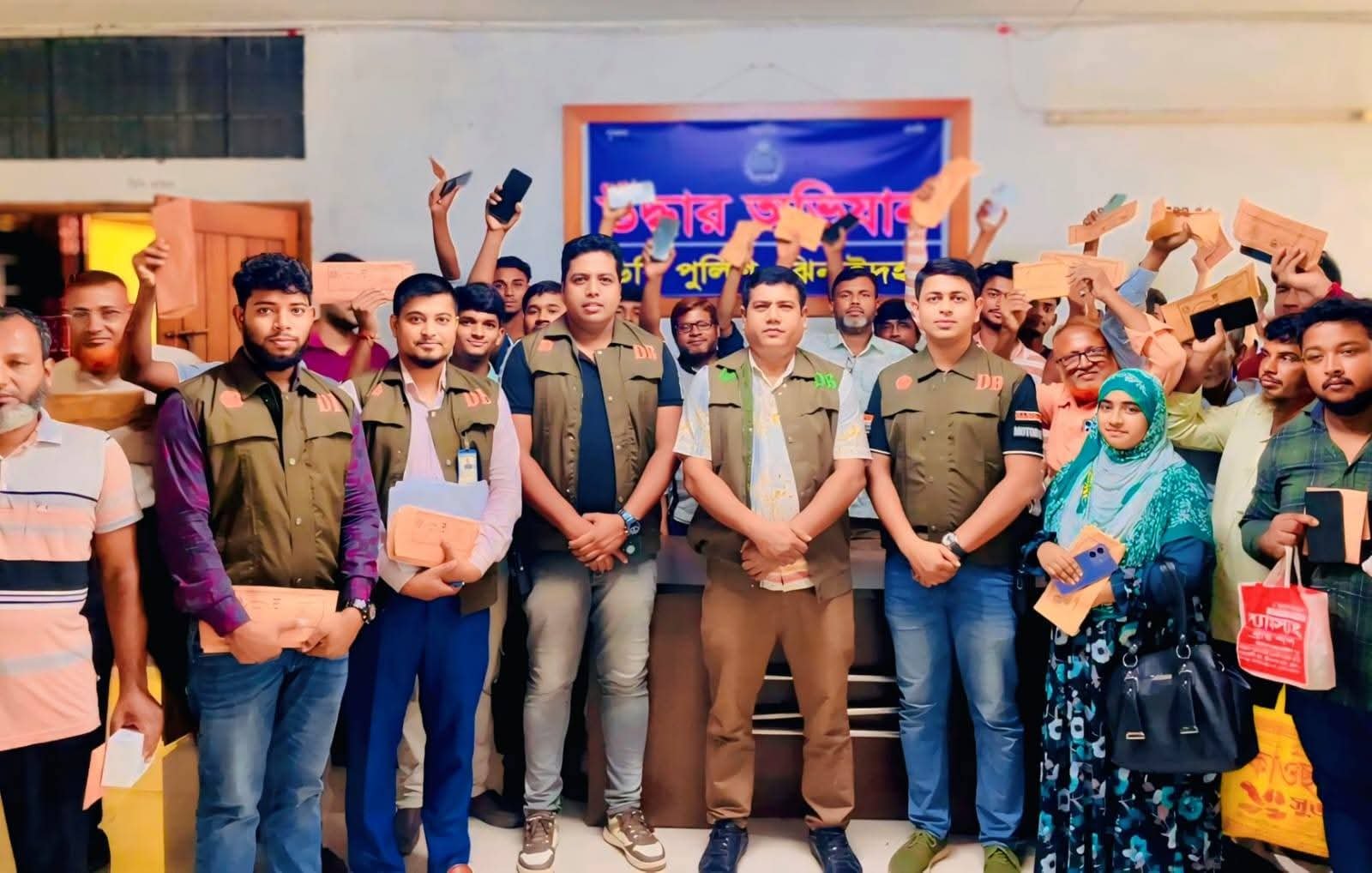 ঝিনাইদহে চুরি হওয়া ১১৯টি মোবাইল ফোন উদ্ধার করলো পুলিশের সাইবার ক্রাইম সেল
