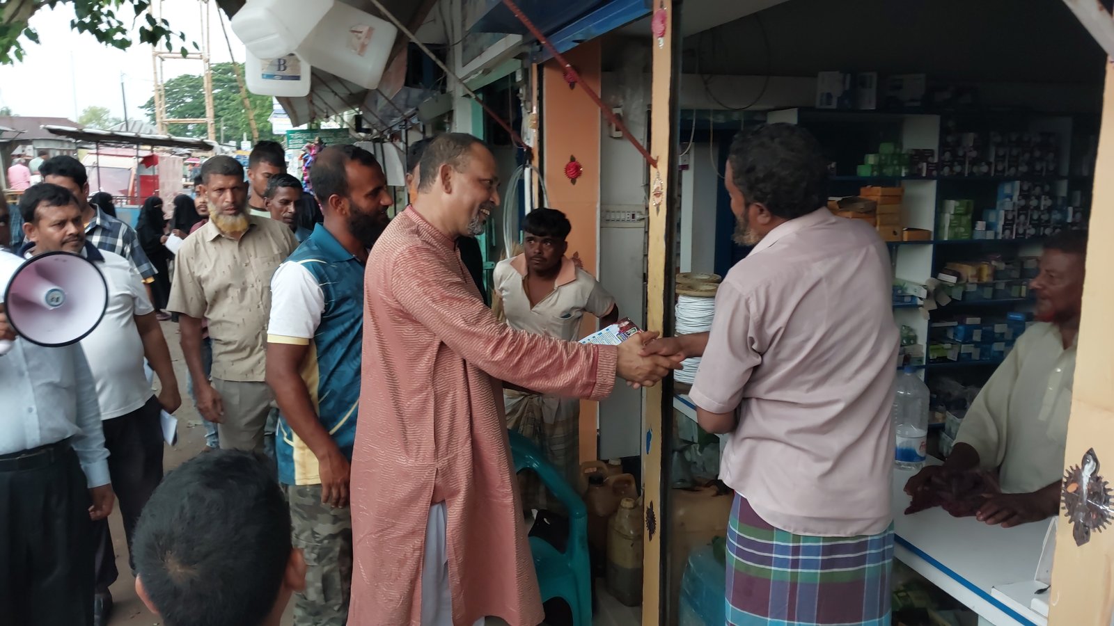 ফরিদপুরে বিএনপির মনোনয়ন প্রত্যাশী রাজা'র গণসংযোগ; সাধারণ মানুষের উচ্ছাস