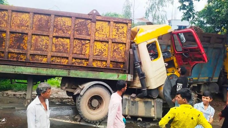 মিরসরাইয়ে দাঁড়িয়ে থাকা ড্রাম ট্রাকের পিছনে লরির ধাক্কা, হেলপার নিহত