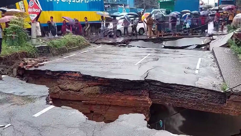 চট্টগ্রামে অক্সিজেন-বায়েজিদ সড়কের বড় অংশ ধসে যান চলাচল বন্ধ