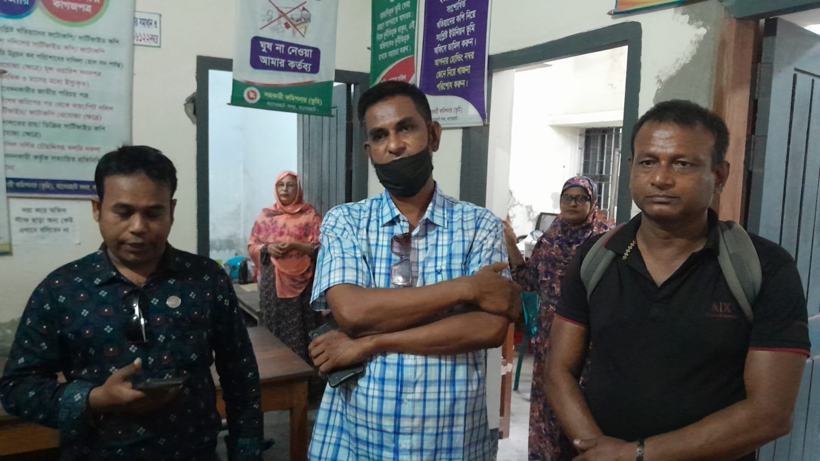 ভুয়া সাংবাদিক পরিচয়ে ভূমি অফিসে চাঁদা দাবির অভিযোগ আটক ৩