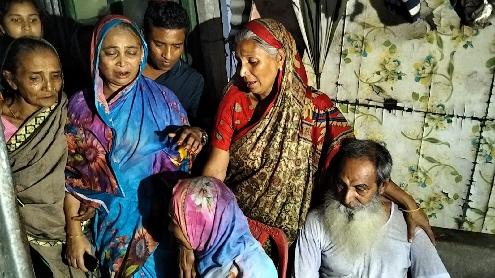 আমার ছেলে বলেছিল, তোমাকে আগামী মাসে চোখের ডাক্তার দেখাবো, বুক চাপড়ে বলছেন মা
