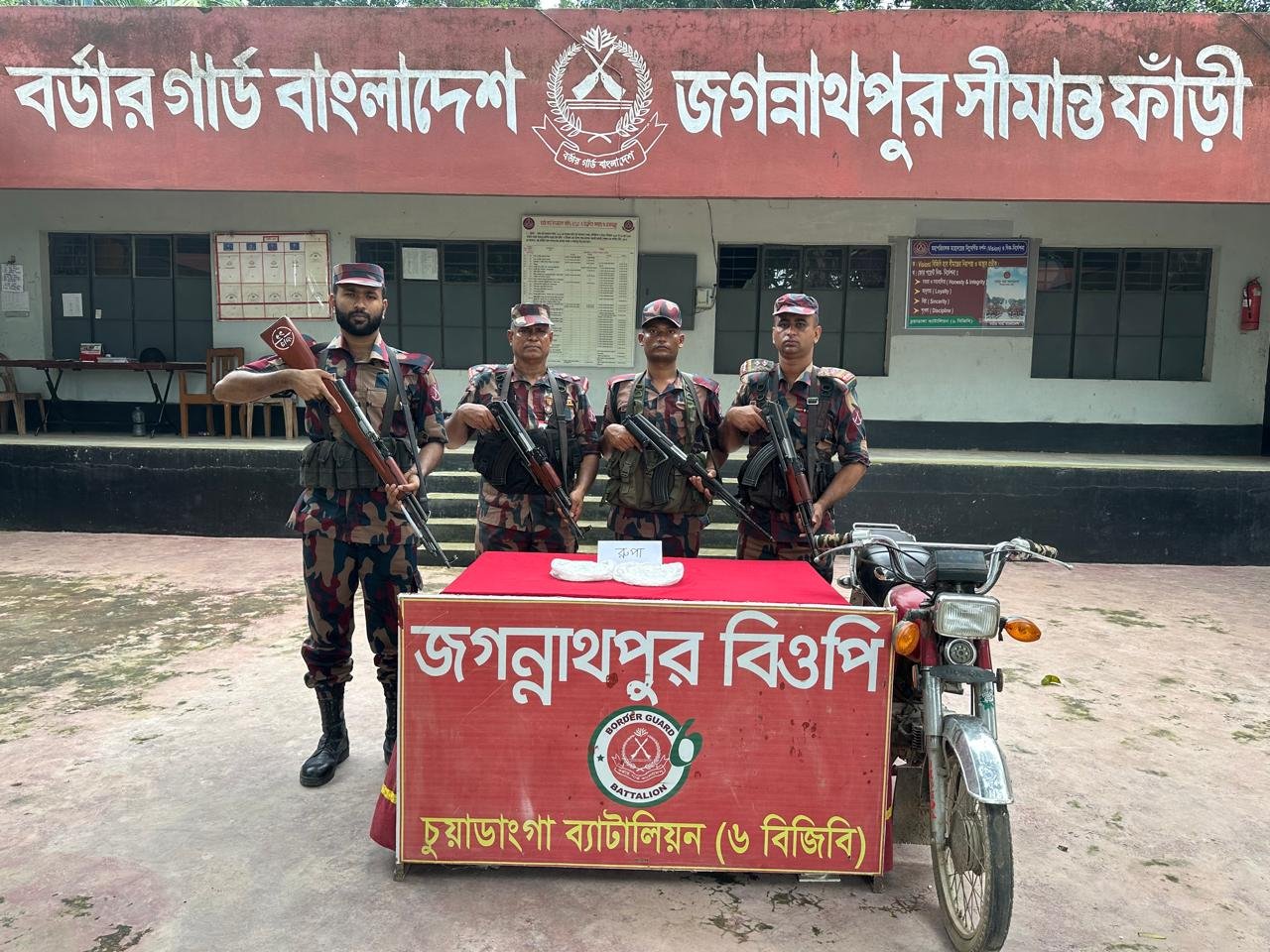 চুয়াডাঙ্গায় ভারতীয় দানাদার রূপার বড় উদ্ধার: বিজিবি আটক করলো মোটরসাইকেল ও ৮.৯ কেজি রূপা