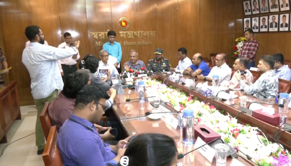 নির্বাচন নিরাপদ রাখতে আনসার সদস্যদের হাতে থাকবে হাতিয়ার, জানালেন স্বরাষ্ট্র উপদেষ্টা