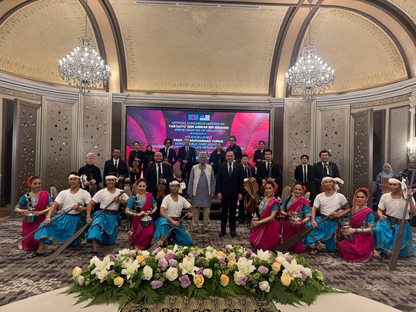পুত্রজায়ায় সাংস্কৃতিক পরিবেশনায় আনোয়ার-ইউনূস