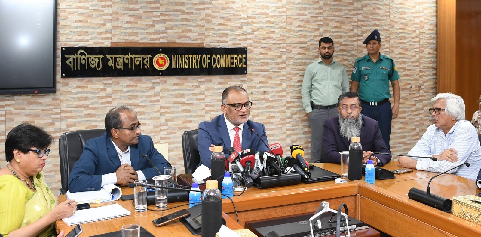 পেঁয়াজের দাম নিয়ন্ত্রণে আমদানি উন্মুক্তের ঘোষণা দিয়েছেন বাণিজ্য উপদেষ্টা শেখ বশিরউদ্দীন