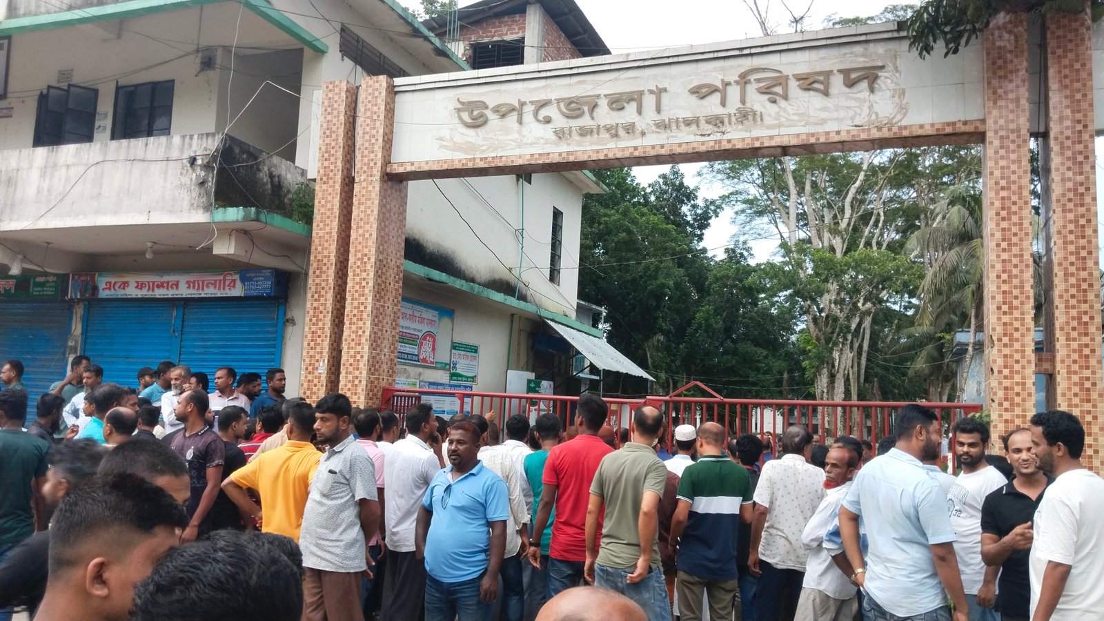 রাজাপুরে একই সময়ে বিএনপি ও যুবদলের দুই গ্রুপের পাল্টাপাল্টি সমাবেশের ডাক, উত্তেজনায় ১৪৪ ধারা জারি!