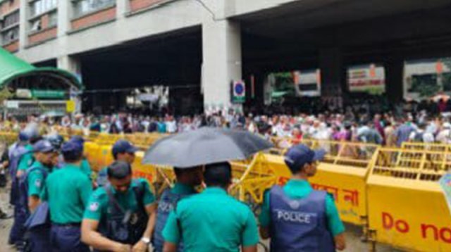 সচিবালয়ের সামনে শিক্ষক সমাবেশ: নিরাপত্তা জোরদার, ৫ নম্বর গেট ব্যারিকেড!
