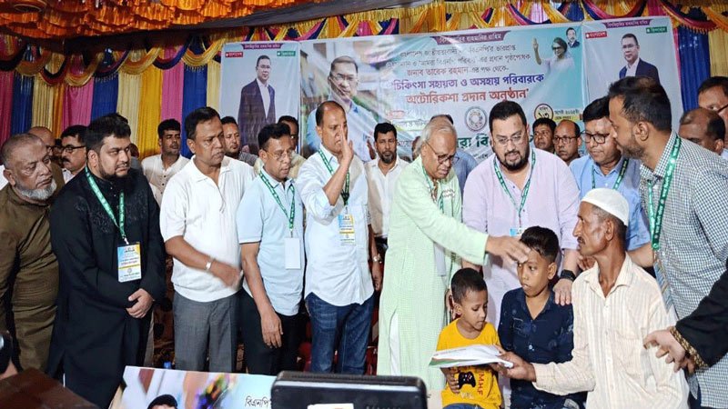 চট্টগ্রামে অসহায় দুই শিশুর পাশে তারেক রহমান!