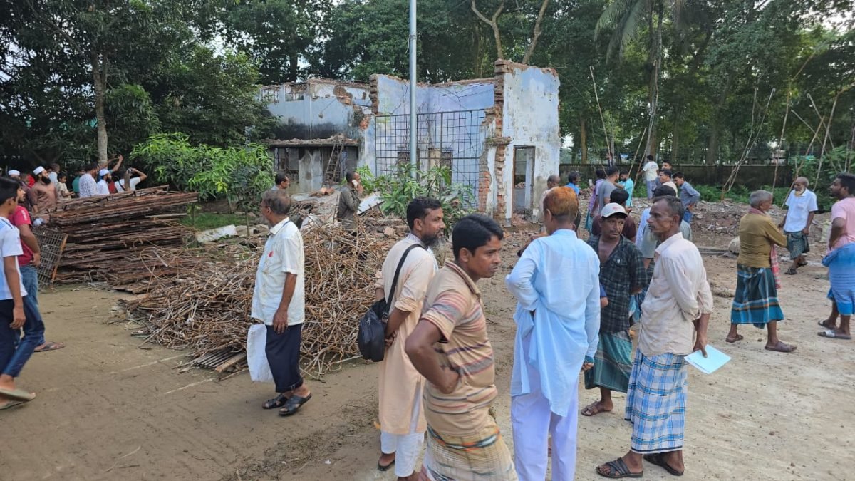 নেত্রকোণায় ভবনের ছাদ ধসে ৩ শ্রমিক নিহত, আহত ২!