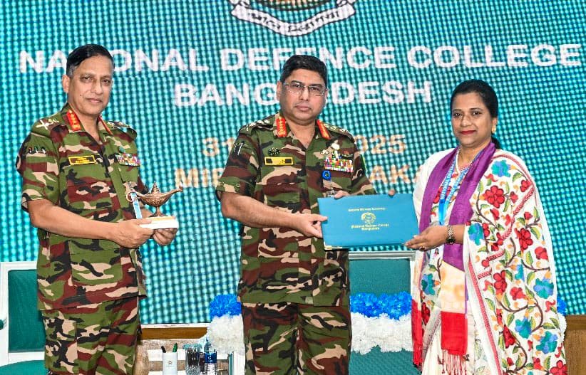 ক্যাপস্টোন কোর্স সম্পন্ন করে সেনাপ্রধানের কাছ থেকে সম্মাননা পেলেন বাকৃবি অধ্যাপক