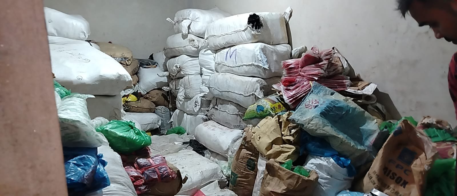 নোয়াখালীতে পলিথিন কারখানায় অভিযান, ৬ লাখ টাকা জরিমানা