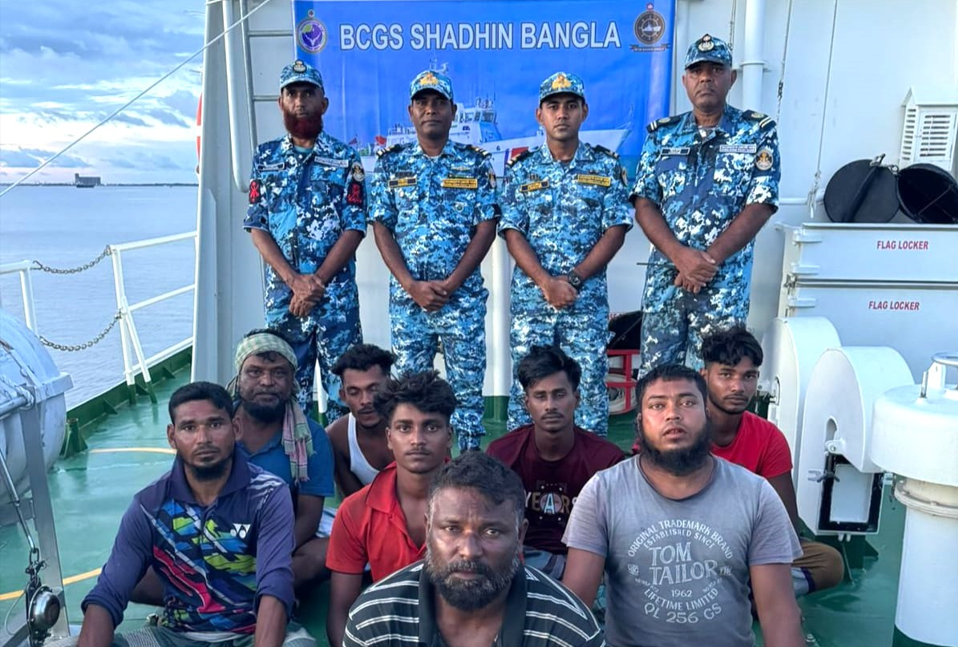 “৩ দিন সমুদ্রে ভেসে থাকা জেলেদের নিরাপদে ফিরিয়েছে কোস্টগার্ড”