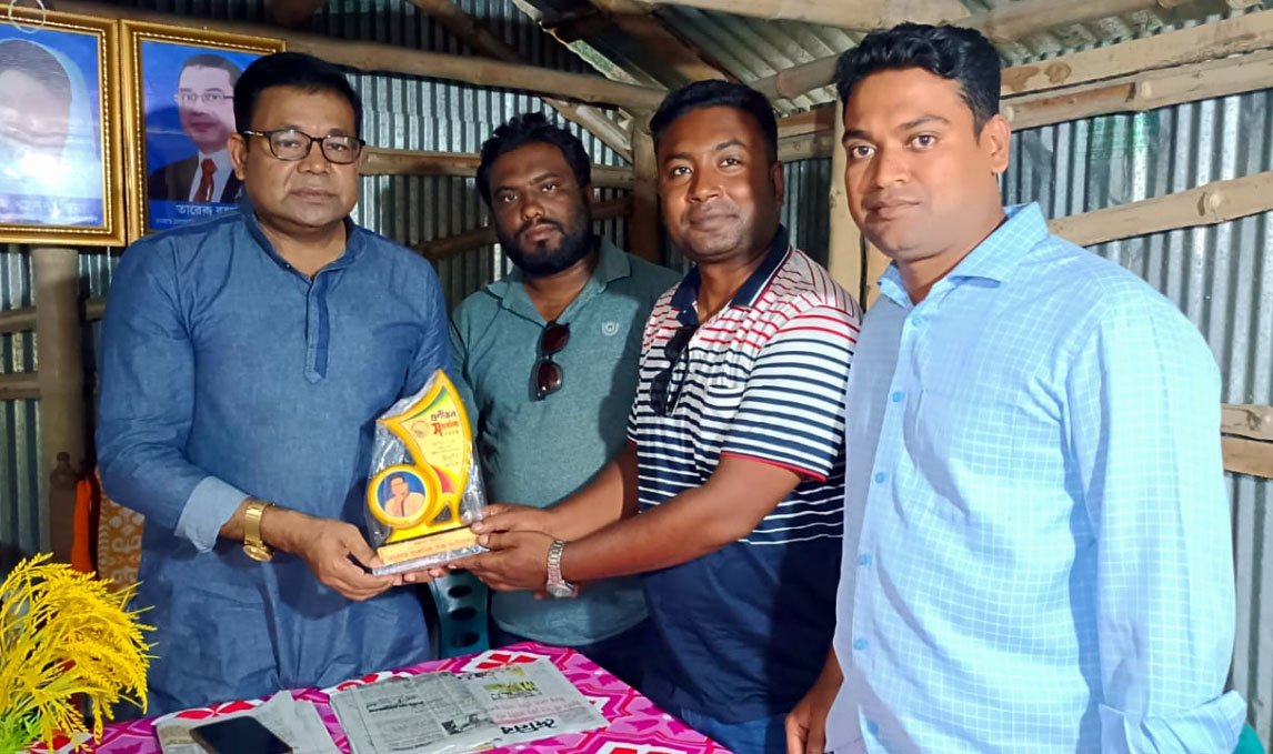 সংগীতে অবদানের জন্য মনির খানকে ঝিনেদার আঞ্চলিক ভাষা ফাউন্ডেশনের সম্মাননা