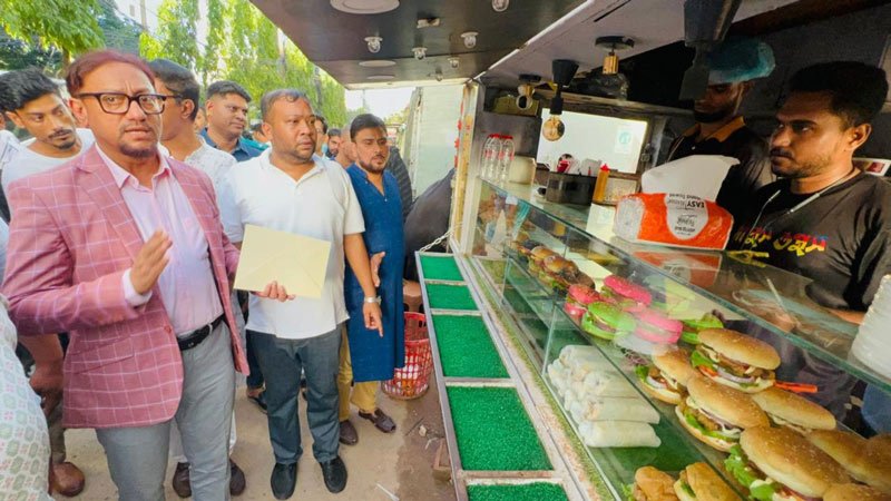 চট্টগ্রামে হকারদের পুনর্বাসনের লক্ষ্যে করা হবে নাইট মার্কেট : মেয়র