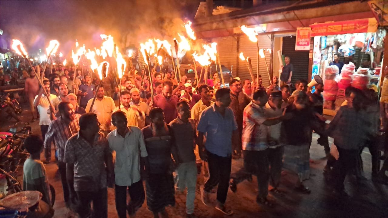 বাগেরহাটে আসন কমানোর প্রস্তাবের প্রতিবাদে কচুয়ায় মশাল মিছিল!