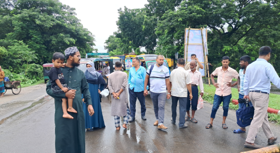 বাগেরহাটে ৪টি সংসদীয় আসন বহাল রাখার দাবিতে সড়ক অবরোধ