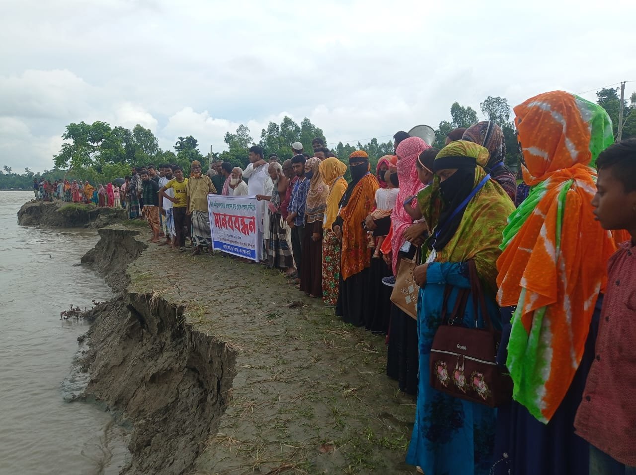 কুড়িগ্রামে তিস্তা ভাঙন রোধে মানববন্ধন