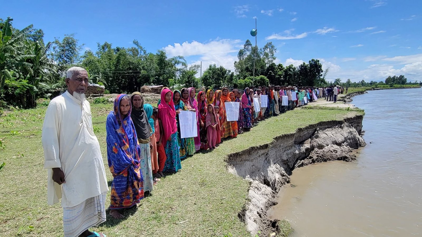 কুড়িগ্রামে ধরলা নদীর ভাঙন রোধে মানববন্ধন