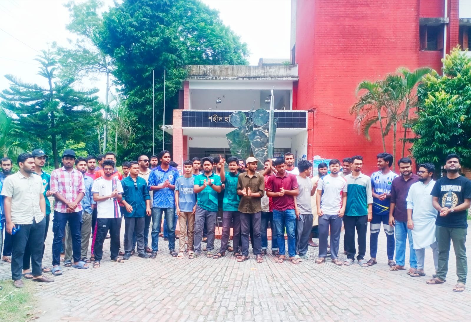 রাবিতে পোষ্যকোটা পুনর্বহালের আন্দোলনের প্রতিবাদে হবিবুর রহমান হলের শিক্ষার্থীদের বিক্ষোভ!