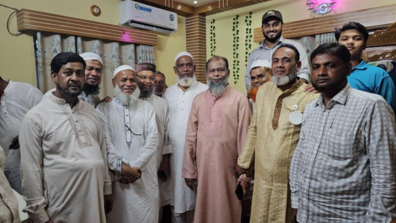 সিরাজদিখানে মোল্লাকান্দী বালুচর মোল্লাবাড়ী শেখ মোঃ আব্দুল্লাহ'র শুভেচ্ছা বিনিময়