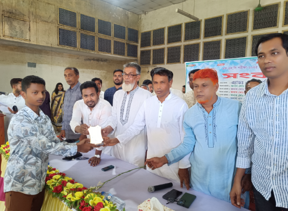 হরিণাকুন্ডুতে মেধাবী শিক্ষার্থীদের সংবর্ধনা!