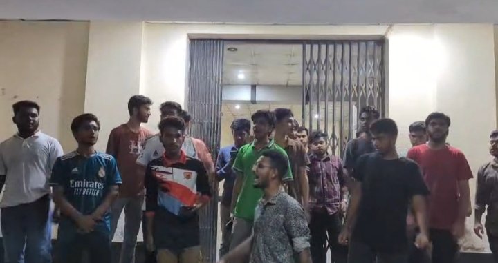 রাকসুতে ভোটাধিকার চেয়ে নবীন শিক্ষার্থীদের বিক্ষোভ!