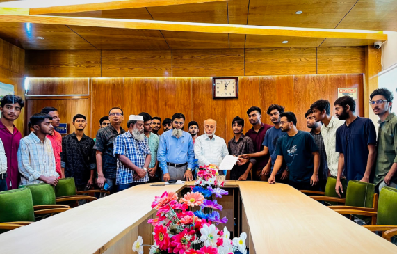 বাকসু নির্বাচনের তফসিল ঘোষণাসহ ৯ দফা দাবিতে শিক্ষার্থীদের স্মারকলিপি!