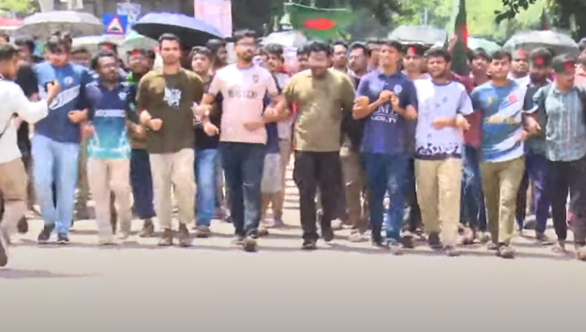 শাহবাগ থেকে যমুনার পথে প্রকৌশল শিক্ষার্থীদের ‘লং মার্চ টু ঢাকা’