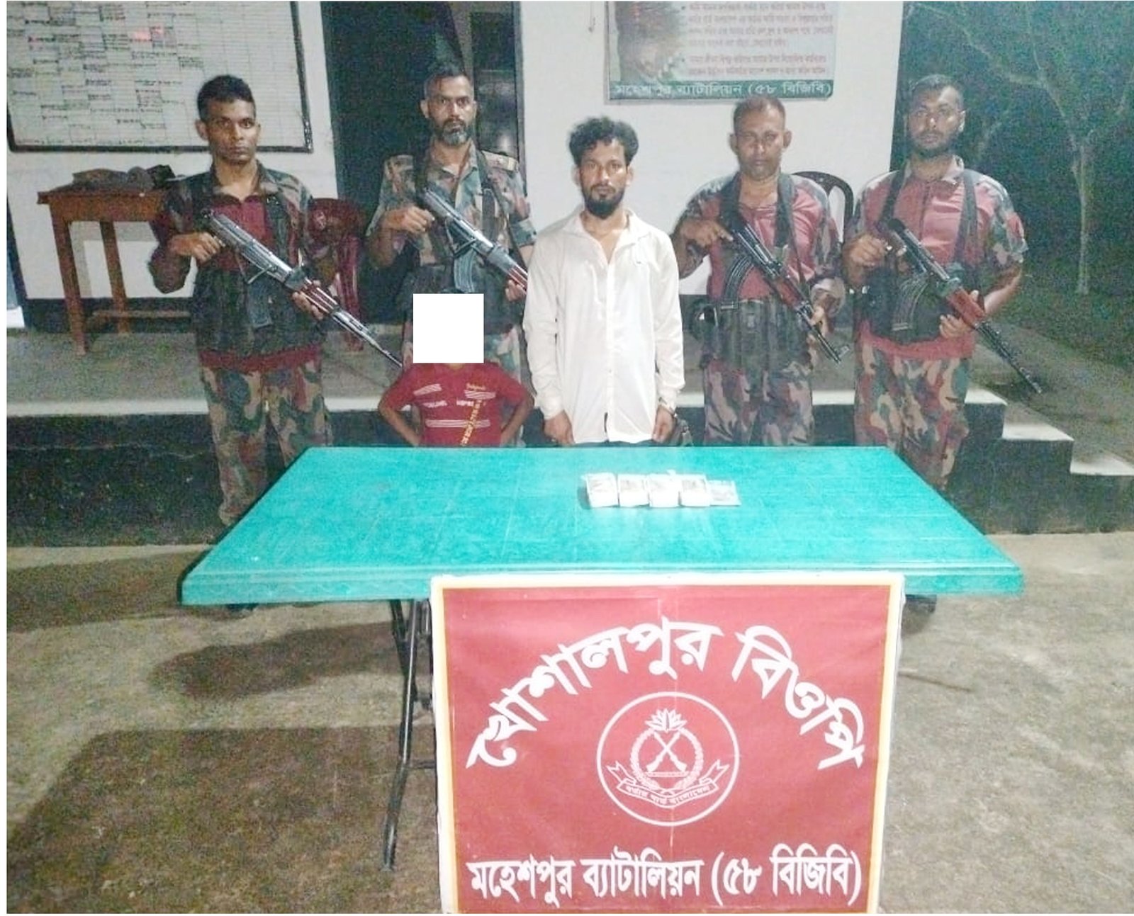 ঝিনাইদহের মহেশপুর সীমান্ত থেকে ৫ লাখ টাকা ভারতীয় জাল রুপিসহ দুই বাংলাদেশী আটক!