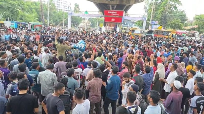 ৩ দফা দাবিতে চট্টগ্রামে চুয়েট শিক্ষার্থীদের সড়ক অবরোধ