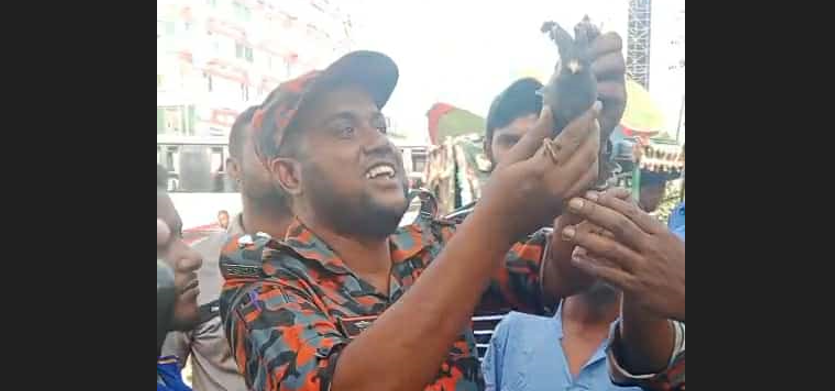 বৈদ্যুতিক তারের জটলায় আটকে পড়া শালিক পাখি উদ্ধার করলো ফায়ার সার্ভিস